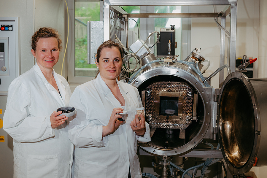 Dr.-Ing. Nicole Vorhauer-Huget and her collogue in the lab in front of the microwave (c) Jana Dünnhaupt / University of Magdeburg