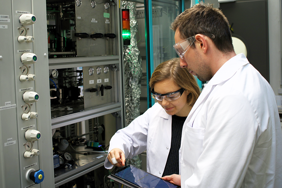 Two scientists are researching a digital twin (c) Peterson MPI Magdeburg