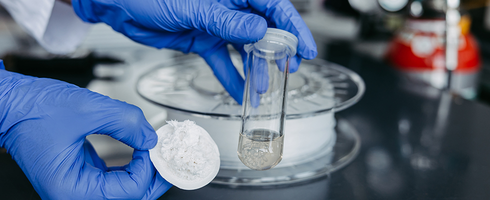 Close-up of substances in the laboratory (c) Jana Dünnhaupt / University of Magdeburg