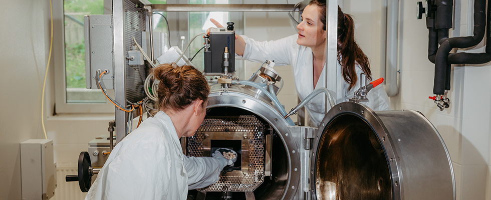 Two scientists conducting research on a large microwave oven (c) Jana Dünnhaupt University of Magdeburg